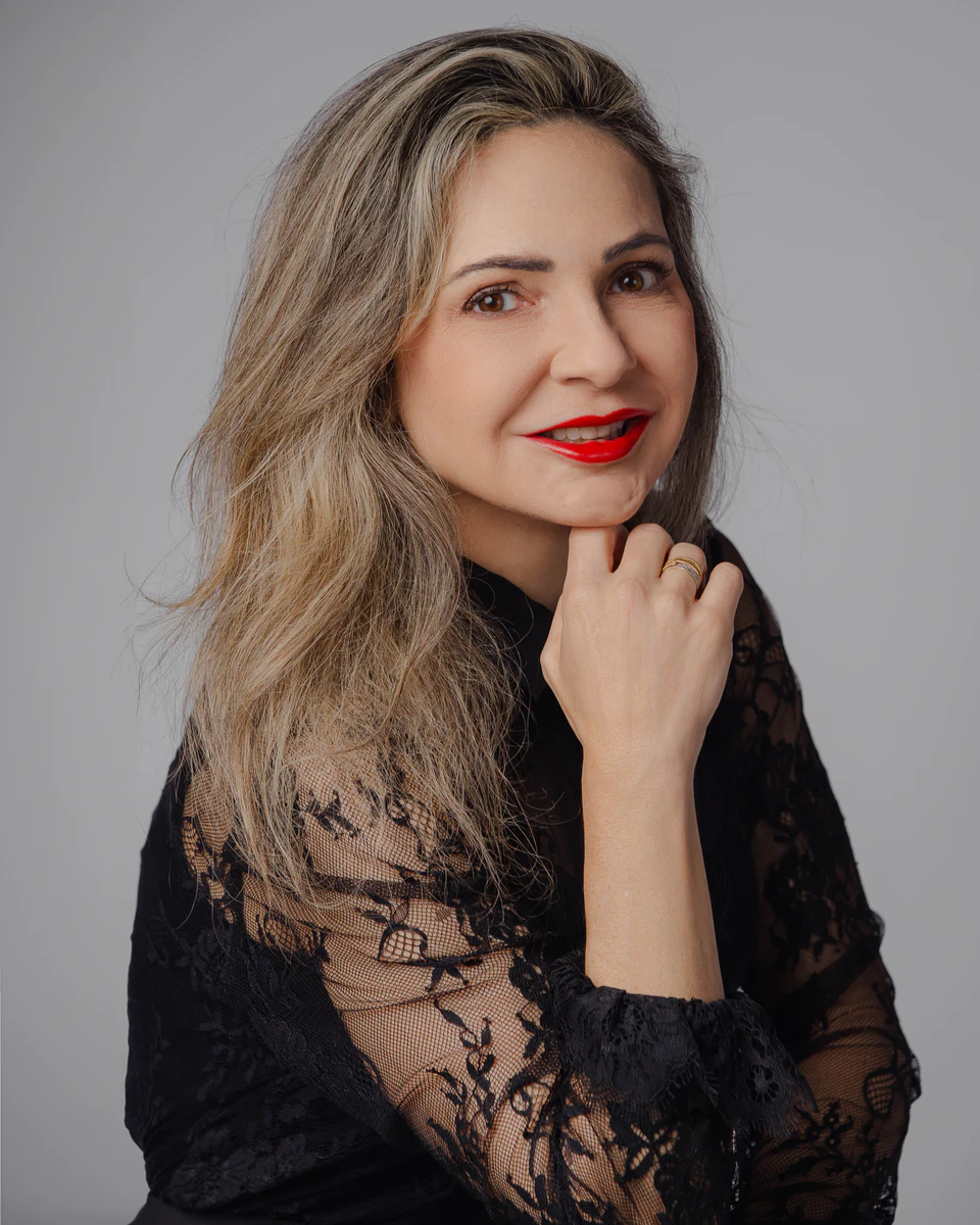 Dra. Andrea recebendo paciente em consultório